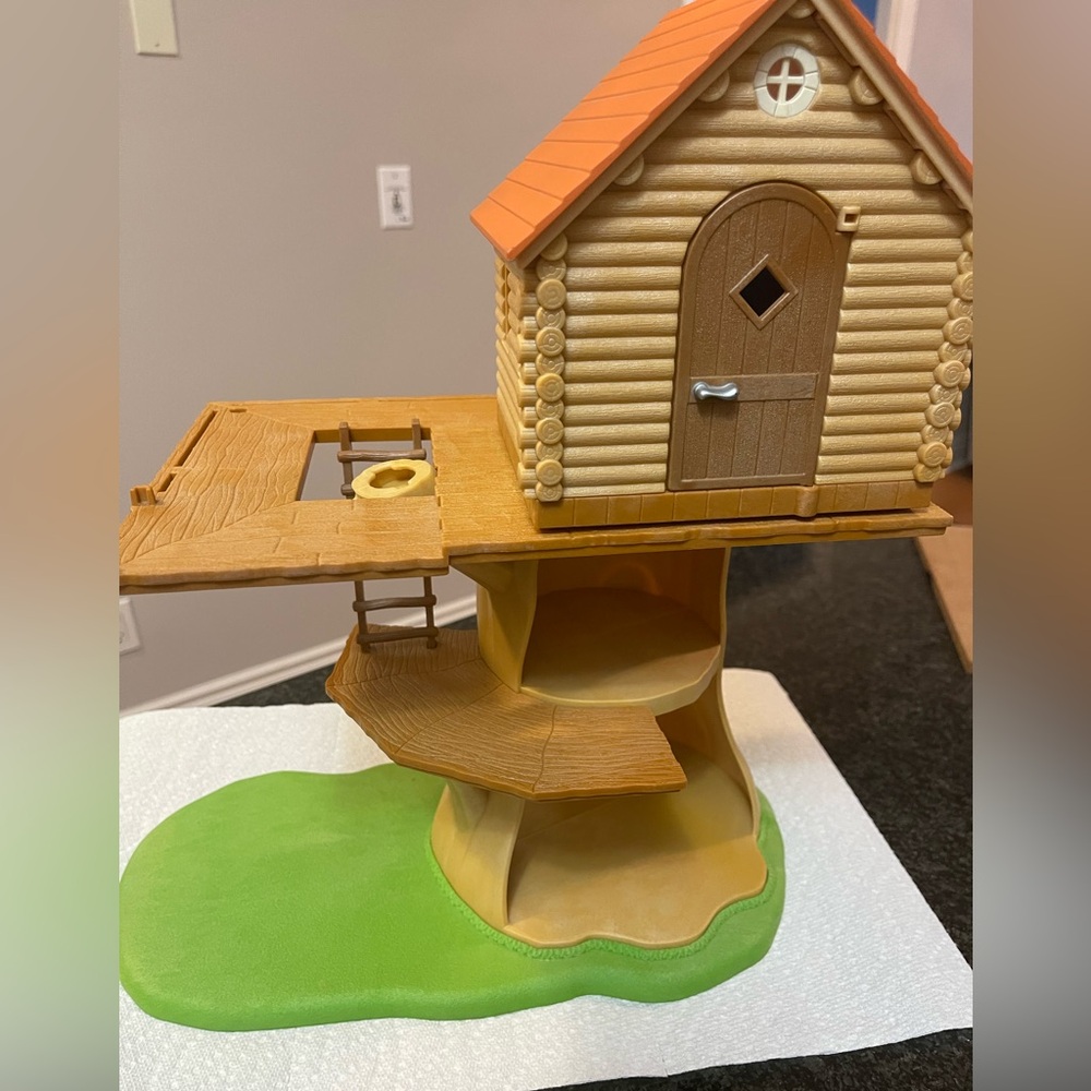 Calico Critters Adventure Treehouse with Cabin House and accessories